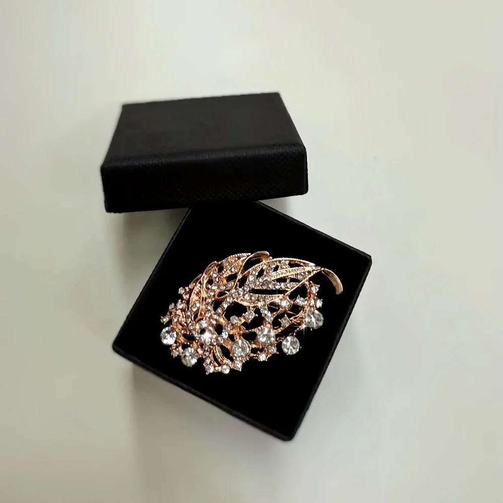 Elegant Gold Leaf Brooch with stones in a black jewelry box NWT - Picture 1 of 6
